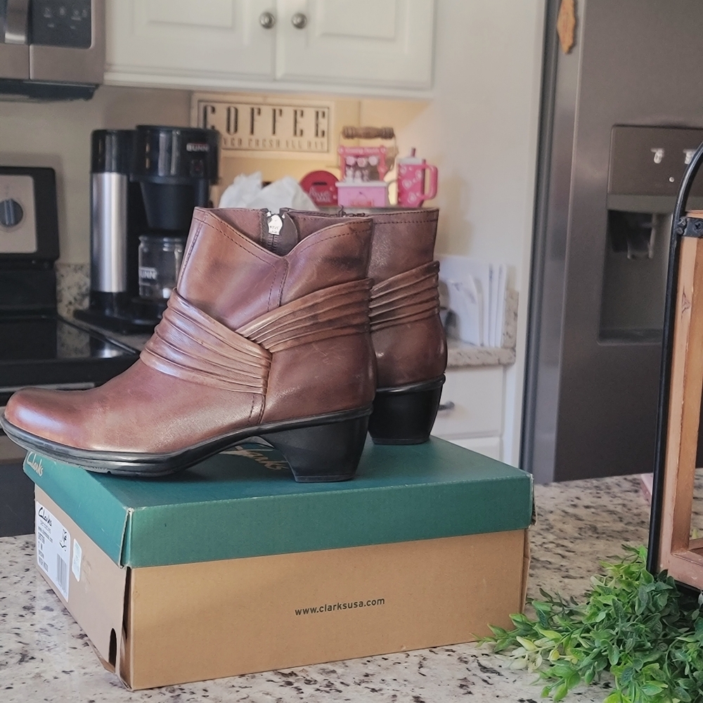 Clarks Bendables Brown Leather Ankle Booties Sz 7 Comfort Shoes - Picture 7 of 16